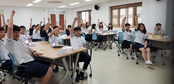 경주교육지원청이 7월 8일부터 7월 11일까지 경주화랑마을 화백관에서 중학교 1학년 학생 약 400명을 대상으로“2019 꿈, 끼를 찾아서”창직·창업 진로캠프를 실시한다.