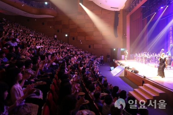 9일 LH 본사에서 개최된 제5차 시민공감콘서트 '별빛 음악회'에서 관객들이 공연을 즐기고 있다.     © 한국토지주택공사 제공