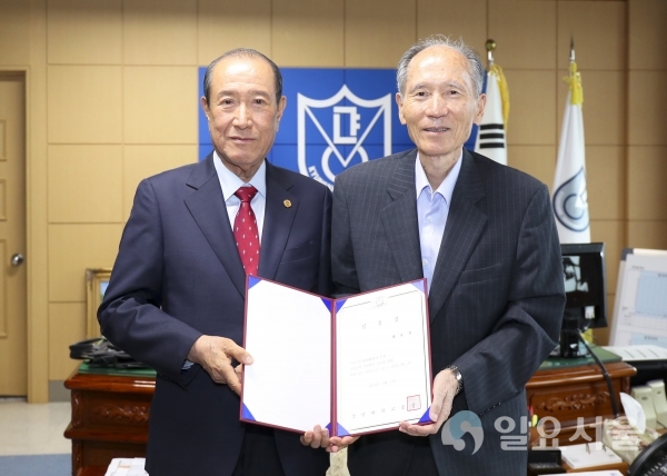 경남대학교(총장 박재규)는 총장실에서 삼우금속공업㈜ 방효철 회장에게 경영대학 경영학부 석좌교수 임명장을 전달했다.     © 경남대학교 제공