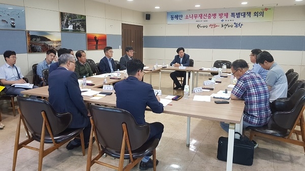 경북도가 10일 포항시청 회의실에서 산림청, 경북도, 동해안 5개 시군 관계관들과 ‘동해안 소나무재선충병 방제 특별대책 회의’를 개최하고 있다.