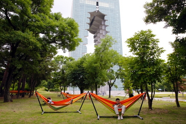 경주타워 앞 왕경숲에 설치된 해먹에 관광객이 휴식을 취하고 있다.