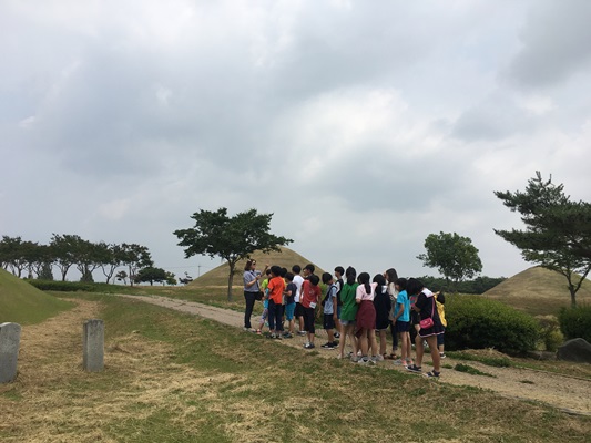 역사탐방에 참가한 학생들이 나주 반남고분을 찾아 고분에 관한 설명을 듣고있다