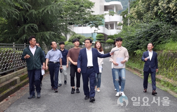 허성무 시장, 창원대 일원 야간 보행안전 직접 챙겨     © 창원시 제공