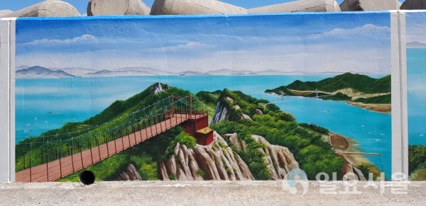 벽에 그려낸 한편의 예술-벽에 그려낸 한편의 예술-백학~통포마을 파도막이 벽화     © 통영시 제공