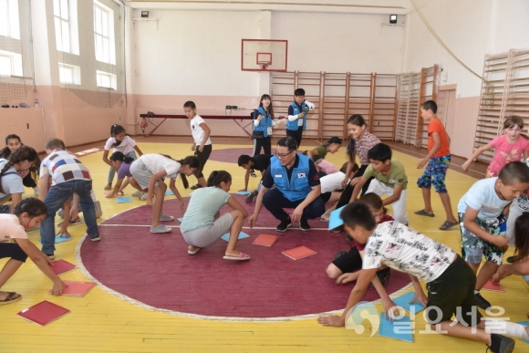 토이테파 1번학교 어린이들과 함께 놀이문화를 즐기고 있는 변창훈 총장. 사진=대구한의대