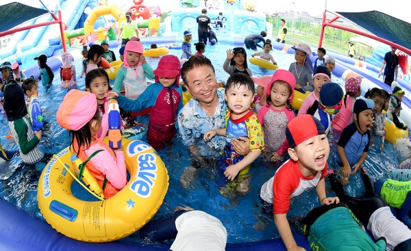 이철우 도지시가 23일 청사 내 물놀이장에서 유아들과 즐거운 시간을 보내고 있다.