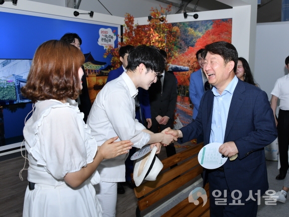 권영진 대구시장은 경기관람 후 2020 대구경북관광의 해를 홍보하기 위해마련되어 있는 홍보관을 찾아 시민들을 격려했다. 사진=대구시