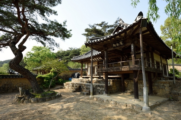 경상북도가 전통한옥 체험프로그램 운영지원 사업 추진과 관련, 시군 공모를 통해 최종 10개 시군 25개 사업체를 선정하고 ‘전통한옥 체험프로그램 운영’을 지원한다.
