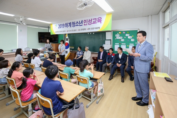 김동해 경주시의회 부의장이 24일 청소년 인성교육현장을 직접 개강해 직접 지도를 하고 있다.