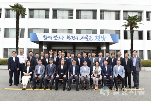 박성호 경상남도 행정부지사가 일선에서 농촌진흥사업을 추진하고 있는 ‘시군농업기술센터소장 업무협의회’에 참석해 당면 영농현황을 청취하고 지속가능한 농업·농촌 발전을 위한 간담회 시간을 가졌다. © 경상남도 제공