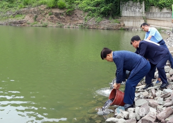 내수면 수산자원 방류 행사     © 의령군 제공