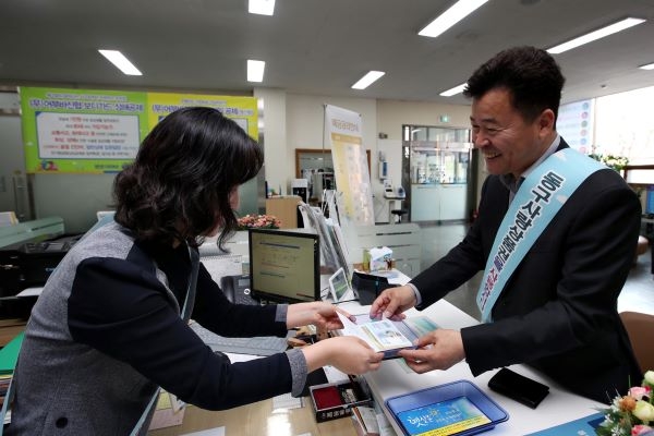 허인환 구청장, 지역상권살리기 '동구사랑상품권' 판매에 나서고 있다