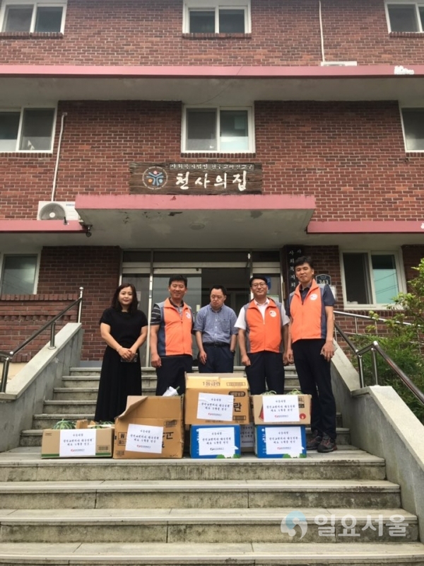 한전 고성지사는 25일, 사옥 옥상에서 직접 재배하고 수확한 제철 야채인 고추, 대파, 깻잎 등과 돼지고기를 사회복지 시설인 '천사의 집'에 기부했다.