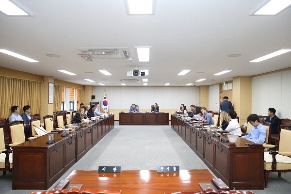 미국 하원 외무위원회에서 선발한 우수 대학생 10명과 관계자 등 13명으로 구성된 대표단은 25일부터 1박 2일 일정으로 경주를 방문해 경주시의회 시설 견학 및 현황 등에 질의·응답 시간을 가지고 있다.