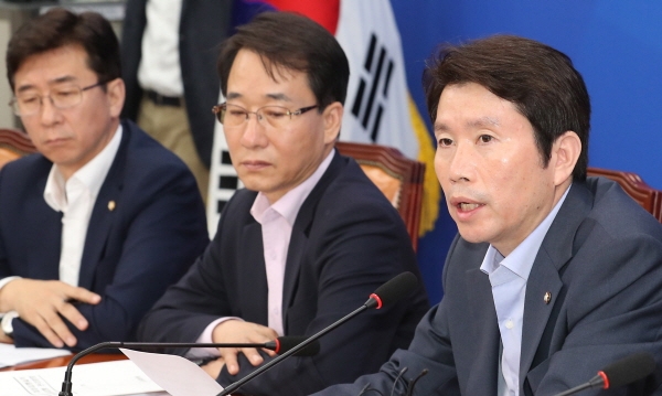 25일 서울 여의도 국회에서 열린 더불어민주당 정책조정회의에서 이인영 원내대표가 모두발언을 하고 있다. [뉴시스]