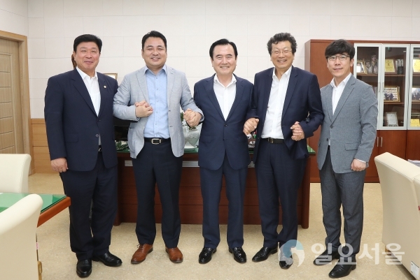 함양군은 24일 오전 (사)유라시아 경제인협회 양용호 협회장 등 2명이 함양군청을 찾아 서춘수 군수와 환담을 갖고 유라시아 일대 국가들과의 우호교류 추진 방안 등을 논의했다     © 함양군 제공