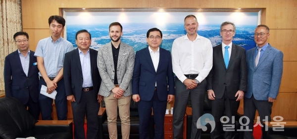 허성무 창원시장은 25일 시청 접견실에서 독일 린데(Linde Hydrogen Fuel Tech GmbH) 베르너 포닉바(Werner Ponikwar) 대표와 면담을 가지고 수소산업 활성화 및 지역기업과의 협력 등 수소산업 발전을 위한 다양한 의견을 나눴다 © 창원시 제공