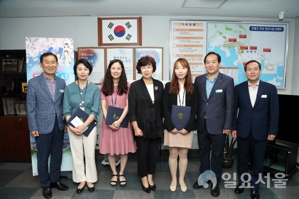 창원시 진해구는 법정처리기한 6일 이상인 유기한 민원사무를 대상으로 올해 상반기 민원처리 마일리지 점수가 우수한 직원 3명을 선정해 시상했다. © 창원시 제공