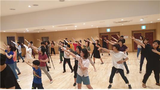 안무연습에 참여한 시민들은 삼삼오오 개별적으로 모여서 연습을 하고 있다.