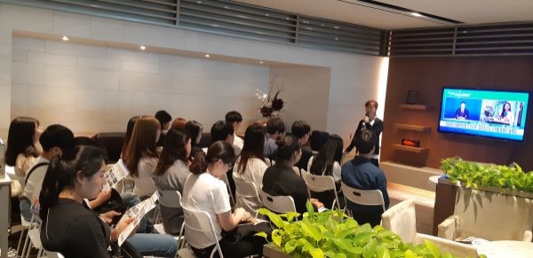 공항 관계자의 특강을 받고 있는 옹진군 대학생들
