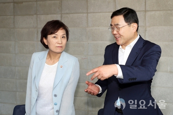 지난 6월 허성무 시장이 김현미 국토교통부 장관을 만나 KTX 증편운행을 특별히 건의했다.     © 창원시 제공