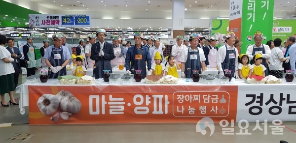 26일 서울 농협하나로유통 양재점 경남 마늘, 양파 소비촉진 행사에 참석해 합천군 마늘, 양파 전시 홍보 및 판매를 했다고 밝혔다.     © 합천군 제공