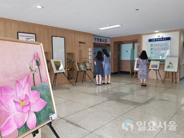 군 청사 로비를 활용해 공연‧전시 등 문화행사를 추진하고, 이를 개방하여 군민들이 직접 참여해 즐길 수 있는 군민 주도형 문화행사 © 함안군 제공