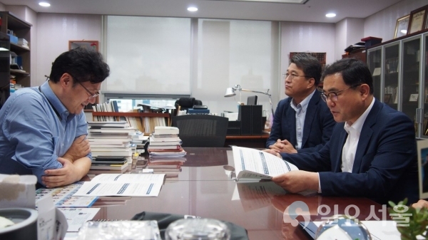 허성무 창원시장과 홍익표 의원이 내년 현안사업 실현 위해 의논 © 창원시 제공