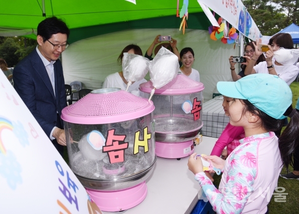 경남도청팡팡물놀이장을 돌아보며 어린이들과 대화를 나누고 있는 김경수 경남지사 © 경상남도 제공
