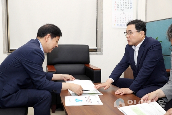 허성무 창원시장이 구윤철 기재부 제2차관과 시정 주요 현안에 대해 상의하고 있다. © 창원시 제공
