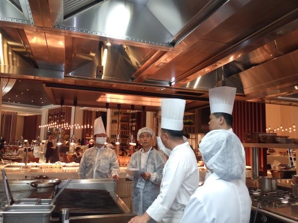 우수한 시설과 유명조리사의 뛰어난 맛을 자랑하는 온더플레이트 주방