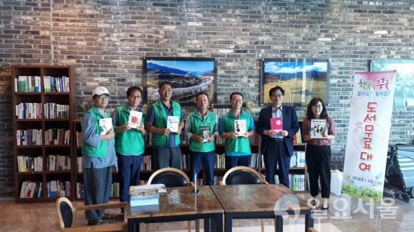 여름 휴가철을 맞아 피서객이 많이 찾는 지리산 청학골에 북카페가 문을 열었다. © 하동군 제공
