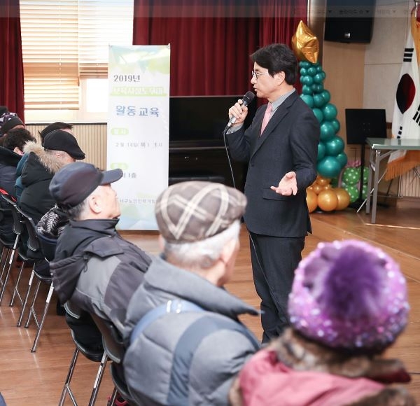 이재현 구청장, 어르신들의 소득 증대를 위한 일자리 사업에 대한 구의 계획을 전하고 있다