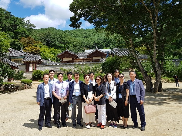 道 지역혁신협의회와 지역혁신지원단이 31일 ‘경북도 지역혁신협의회 균형발전 포럼’을 개최하고 기념사진을 찍고 있다.