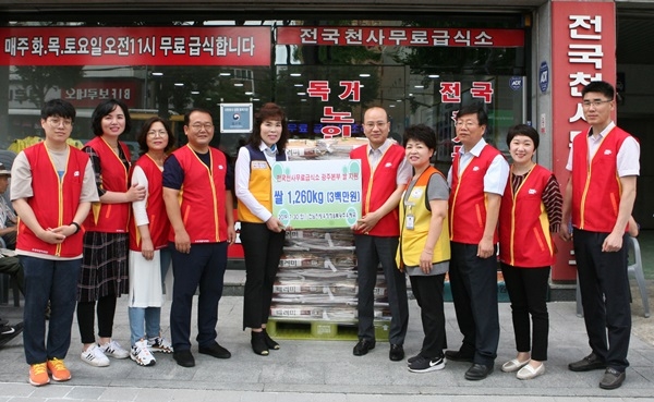 ▲지난 30일 전남지방우정청과 북광주우체국 행복나눔봉사단은 북구에 있는 ‘전국천사무료급식소 광주본부’를 찾아 20kg 쌀 63포대를 지원하고 배식 봉사활동을 펼쳤다.(사진제공=전남지방우정청)
