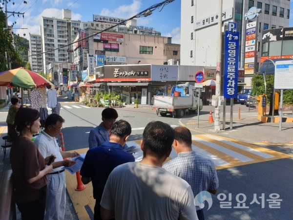 창원시 마산회원구 진종상 경제교통과장이 논산시 도로교통과장 외 3명에게 ‘삼계공영주차장 주차타워’를 설명하고 있다. © 창원시 제공