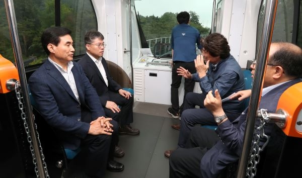 홍인성 인천 중구청장 월미바다열차 개통 전 운행점검