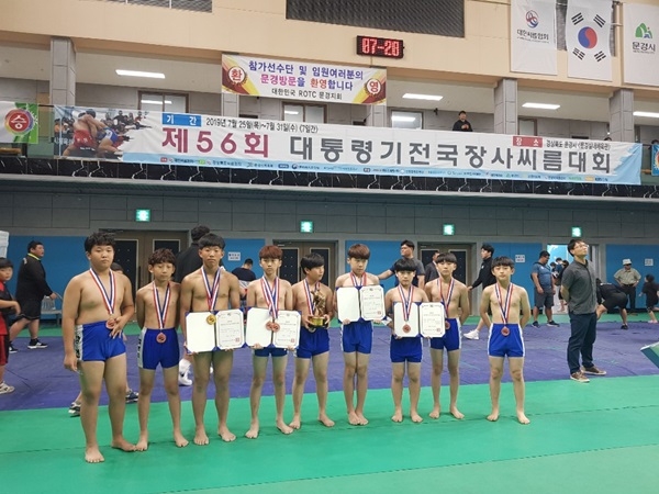 화정남초등학교 '제56회 대통령기전국장사씨름대회' 수상기념 촬영모습(사진제공=광주시교육청)