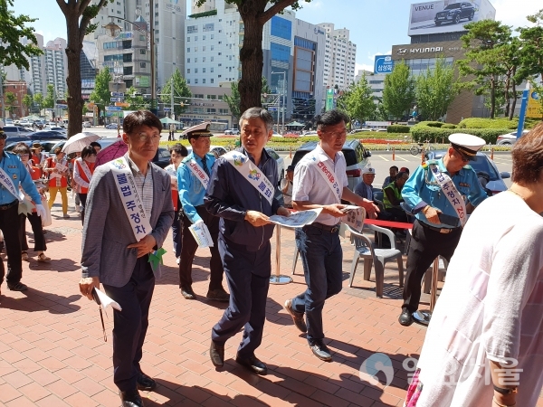 마산역 광장에서 마산회원구 물가안정, 에너지 절약, 불법 주정차 근절 합동 홍보 캠페인 진행했다. © 창원시 제공