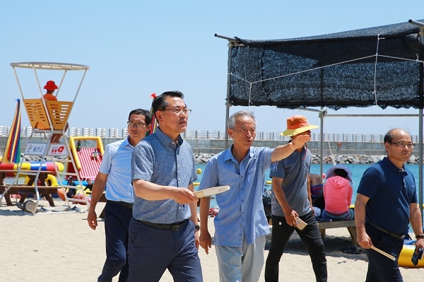전찬걸 울진군수가 2일 울진을찾는 관광객이 편안하고 안전하게 이용할 수 있도록 해수욕장 운영관계자 등을 격려하고 애로사항을 청취하고 있다.