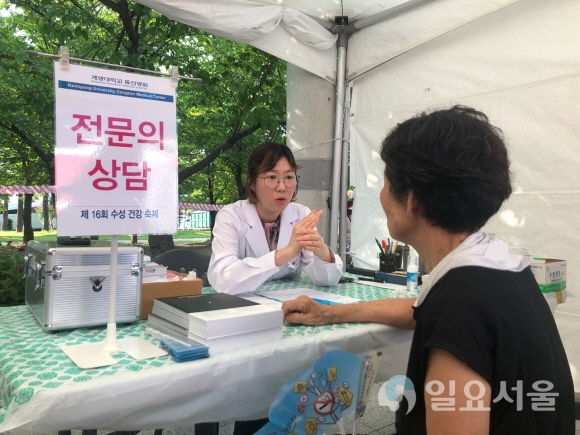 안과 장지혜 교수가 지역민에게 진료 상담을 하고 있다. 사진=동산병원