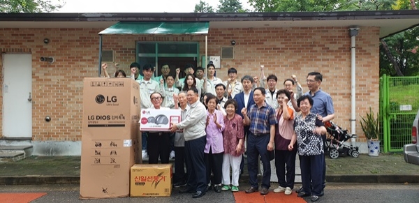▲지난달 27일 (주)호원은 서구관내 풍암동 운리경로당에 냉장고와 전기밥솥 등 200만원 상당의 가전제품을 전달했다.(사진제공=서구청)