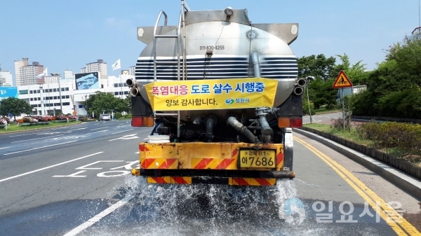 창원시 성산구는 지속되는 하절기 폭염에 대응하고 도로 재비산먼지 저감을 위해 살수차 운행 © 창원시 제공