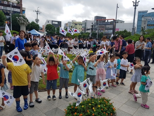▲12일 바르게살기운동 광주북구협의회는 제74회 광복절을 맞이해 '나라사랑 태극기 나눔행사'를 실시했다.(사진제공=바르게살기운동 광주북구협의회)