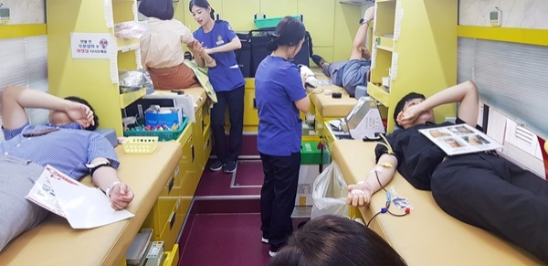 ▲12일 광주시교육청과 동·서부교육지원청, 교육청 직속기관 교직원 60여 명이 '이웃사랑 실천 헌혈운동'에 참여했다.(사진제공=광주시교육청)