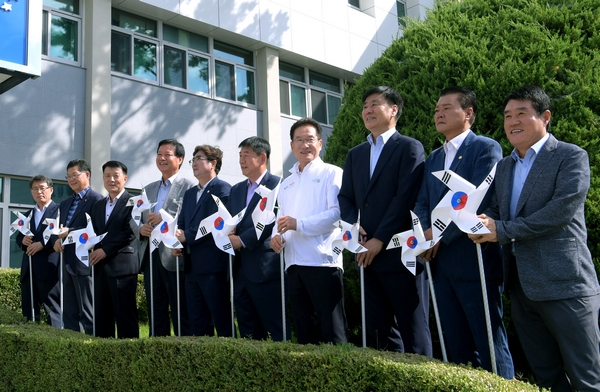 영천시가 12일 시청 화단과 소공원 일원에 태극기 바람개비를 설치하는 행사를 가졌다.