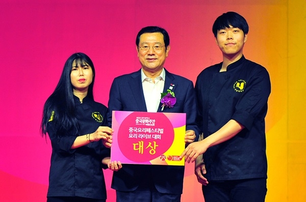 ▲이용섭 광주시장(사진 가운데)이 호남대학교 조리과학과 김민규(사진 오른쪽), 김예빈(사진 왼쪽)학생에게 중국요리 페스티벌 경연대회 학생부 대상을 시상하고 있다.(사진제공=호남대학교)