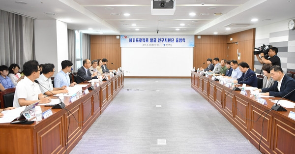 경북도가 ‘메가프로젝트 발굴 연구지원단’을 출범해 정부 예비타당성 조사 대상 사업(국비 300억, 총 사업비 500억원 이상) 등 중·대형 국비사업 발굴을 체계적으로 지원하기 위해 구성됐다.