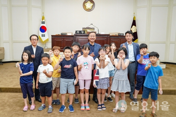 뒷줄 왼쪽 첫 번째 전영태 의원, 가운데 김희섭 의장, 오른쪽 끝 박정권 의원. 사진=수성구의회