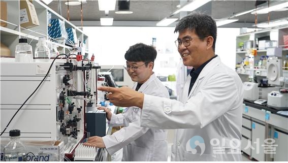 한국뇌연구원 임현호 책임연구원과 박건웅 연구원이 FPLC를 이용해 세포막단백질 CLC-ec1이 정제되는 모습을 관찰하고 있다. 사진=한국뇌연구원
